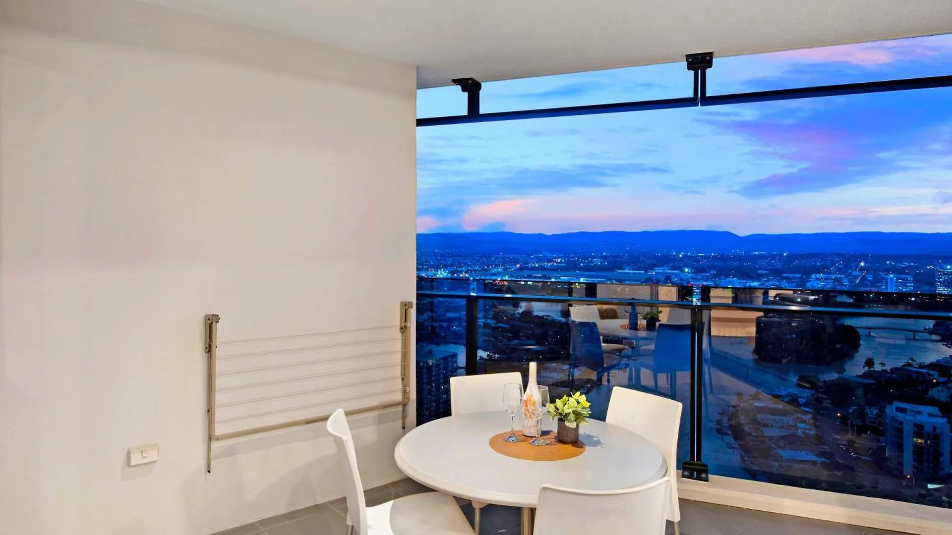 גולד קוסט Circle On Cavill - 2 Bedroom Converted Apartments - Wow Stay - No Parking Included אוסטרליה