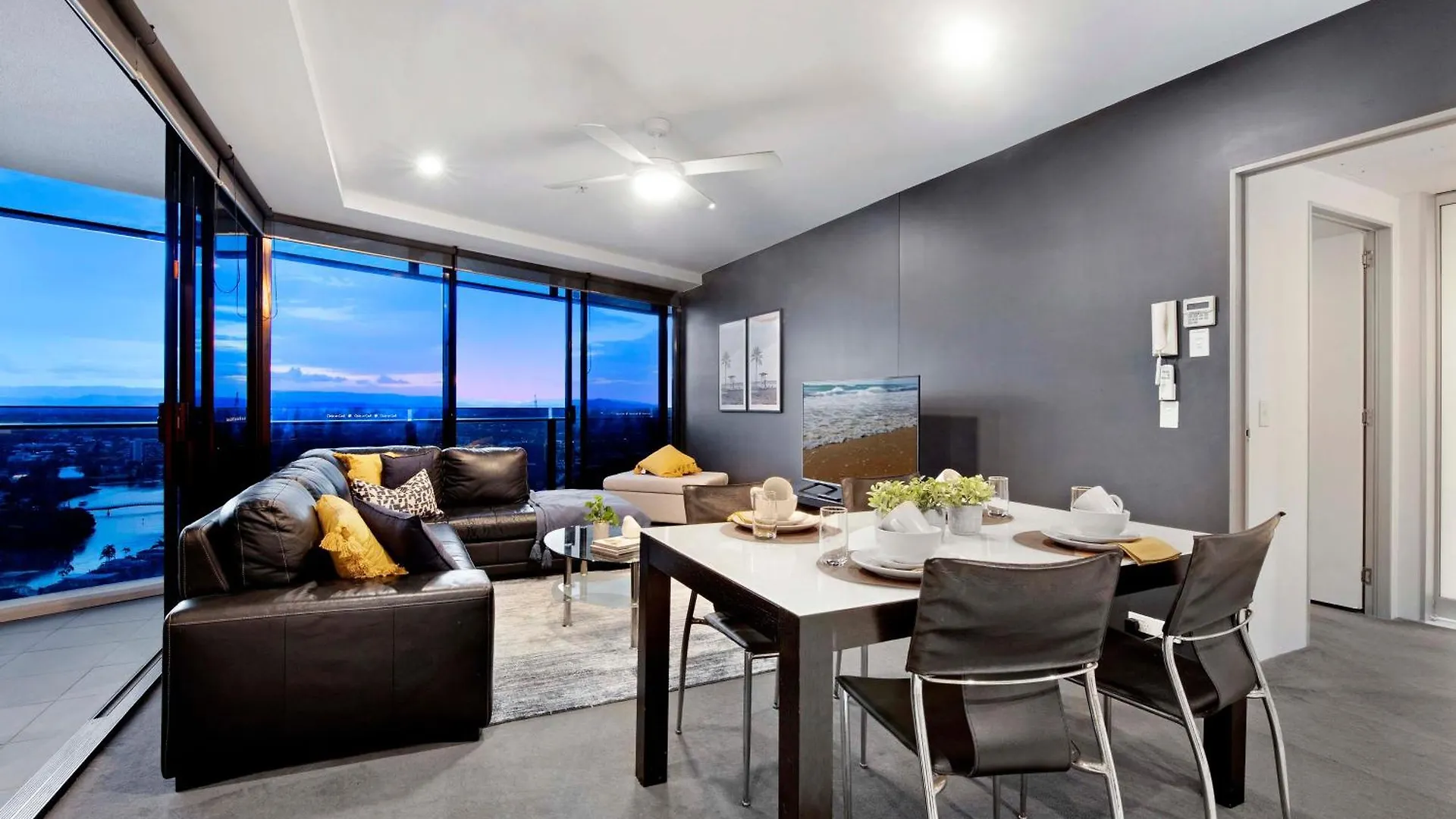 גולד קוסט Circle On Cavill - 2 Bedroom Converted Apartments - Wow Stay - No Parking Included אוסטרליה