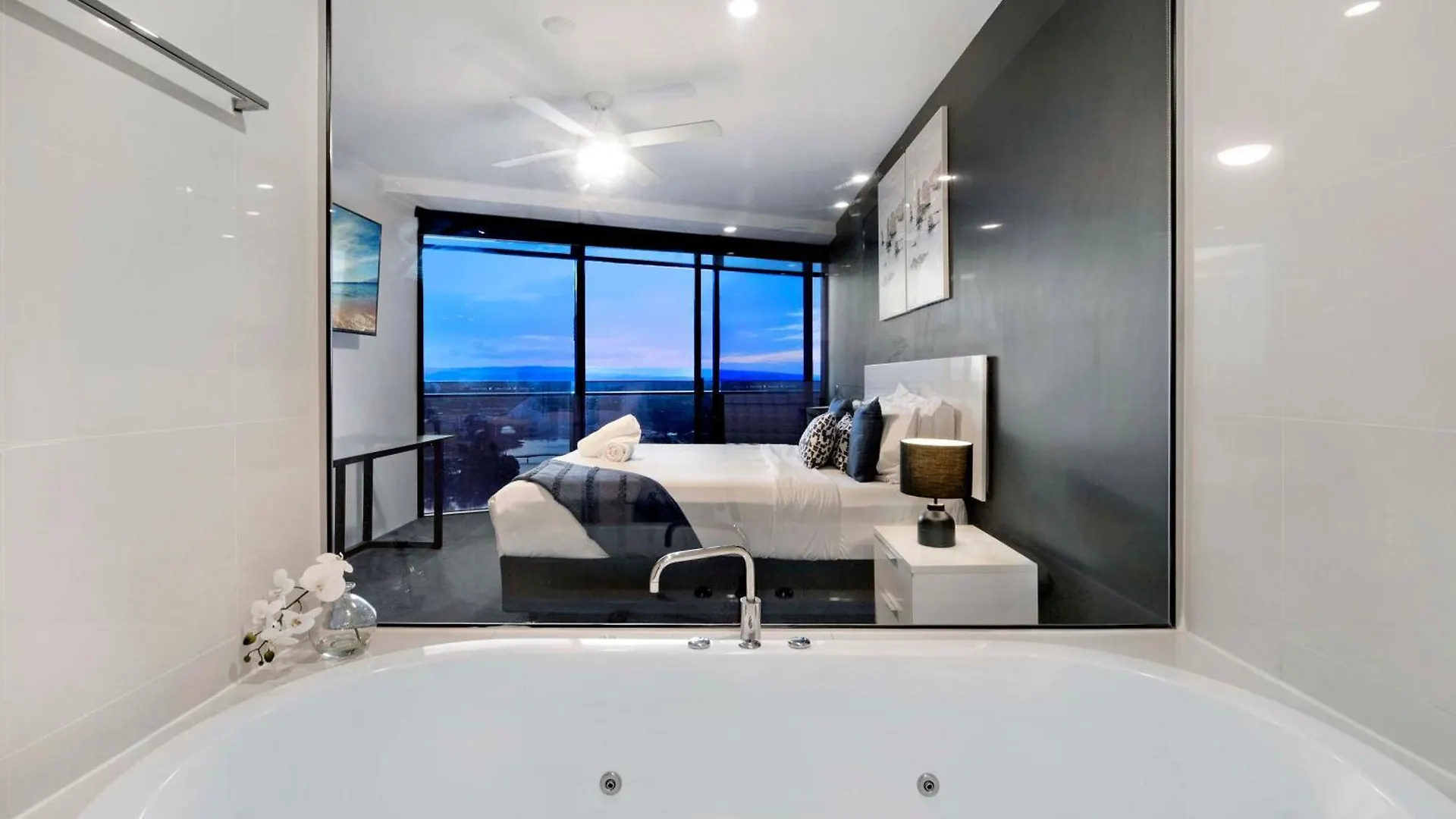 גולד קוסט Circle On Cavill - 2 Bedroom Converted Apartments - Wow Stay - No Parking Included  גולד קוסט